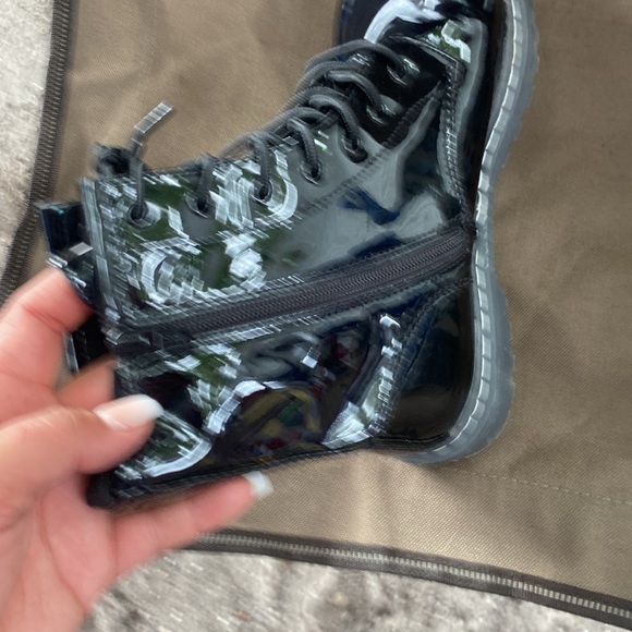 Boots - Picture 3 of 6